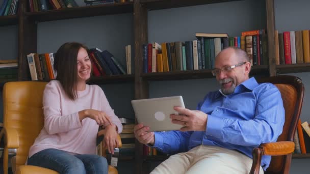 Trabalhando com um computador tablet — Vídeo de Stock