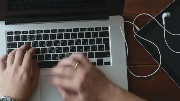 Egy laptopon dolgozni. — Stock videók