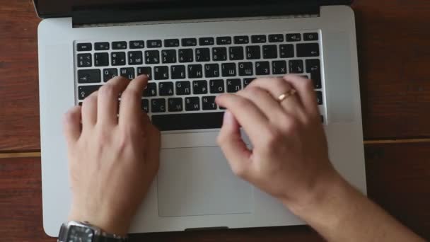 Werken aan een laptop — Stockvideo