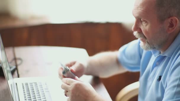 Senior homme travaille et utilise la cigarette électronique — Video