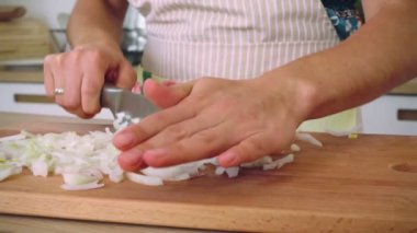 Soğan bıçak ile kesmek