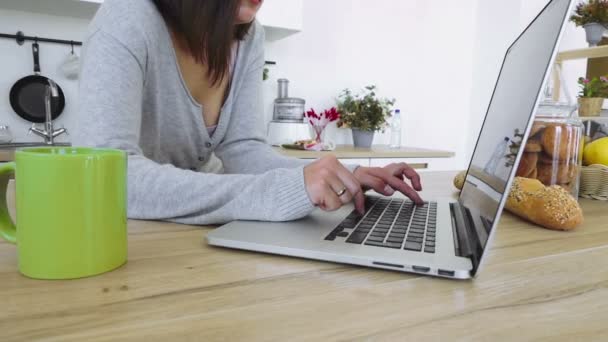 Desayuno con persona de negocios — Vídeos de Stock