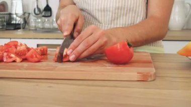 Domates bıçak ile kesmek