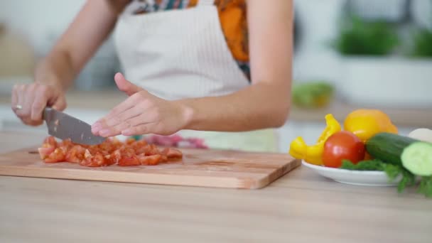 Frau zerkleinert Tomate — Stockvideo