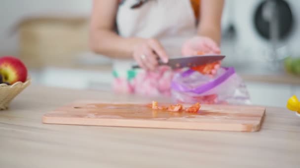 Woman folds tomatoes in plastic package — Stock Video