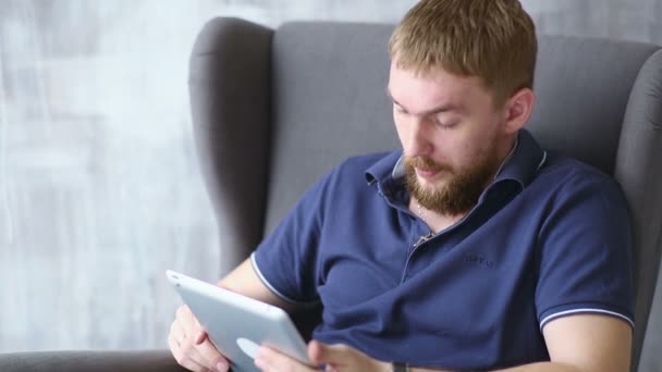 Nachrichten auf einem Pad lesen — Stockvideo