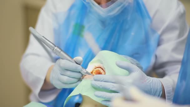 Tandarts reinigt tanden van vrouw patiënt met speciale apparatuur — Stockvideo
