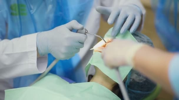 Стоматолог очищает зубы пациентов струей воды — стоковое видео