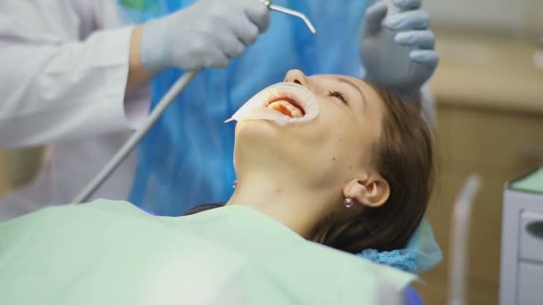 Zubař čistí pacienti obličej s letecký úder — Stock video