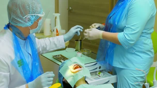 Tandläkare Rengör tänderna med särskild tandvård tråd — Stockvideo