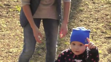 Anne bebek kızı ile çalış