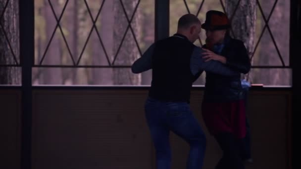 Un couple dansant tango en plein air — Video