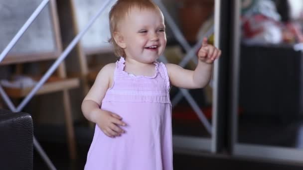 Babymeisje lachen en praten — Stockvideo