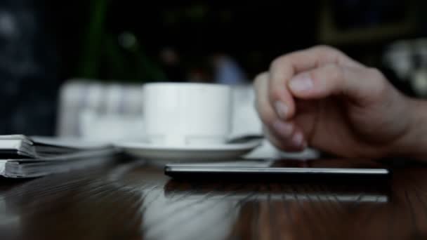 Homem usando smartphone no café — Vídeo de Stock