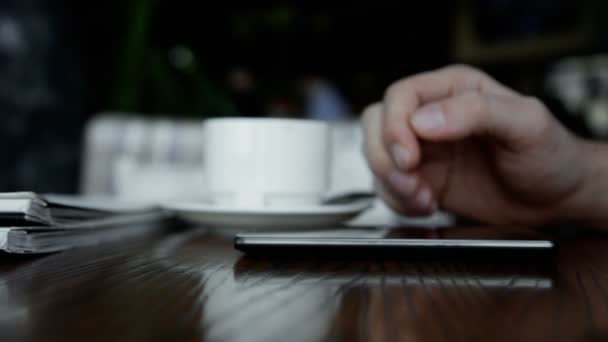 Uomo utilizzando smartphone in caffè — Video Stock