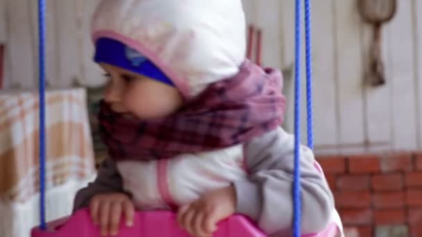 Маленькая девочка на тросе — стоковое видео