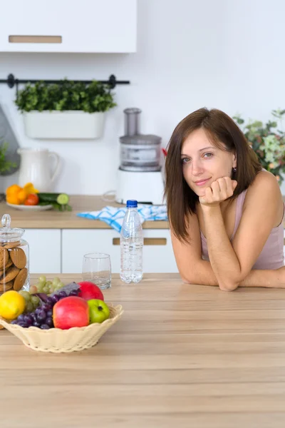 Young woman at the kitchen — Stock Photo, Image