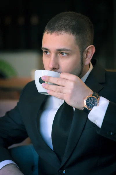 Genç işadamı kafede çay içmek