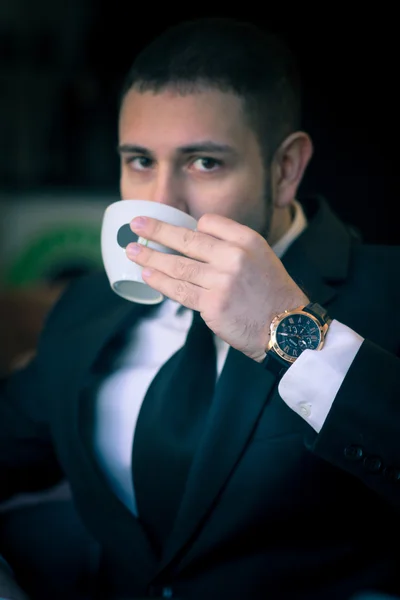 Genç işadamı kafede çay içmek