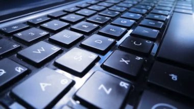 Laptop klavye üzerinde parmak türleri