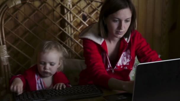 Madre e figlia lavorano su laptop — Video Stock