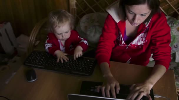 Madre e hija trabajan en la computadora portátil — Vídeo de stock