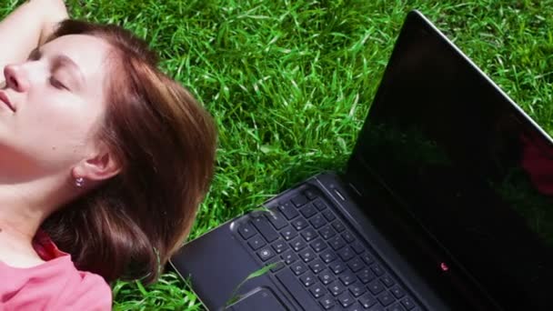 Щасливий співробітник лежить на траві — стокове відео