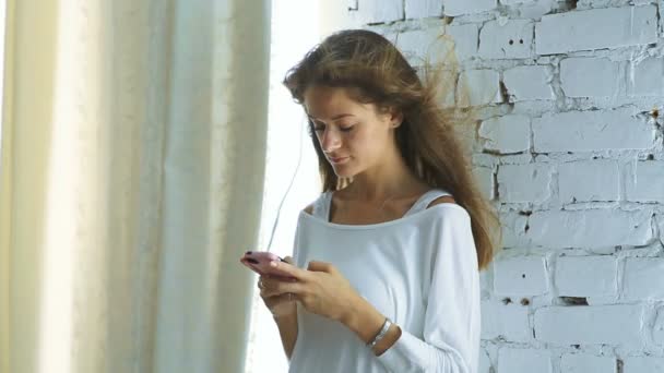 Mulher jovem mensagem de texto com cabelo streaming — Vídeo de Stock