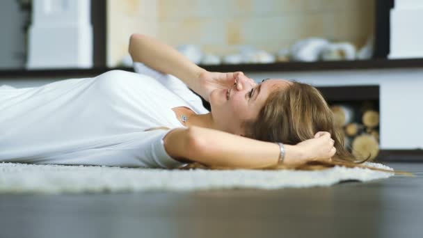 Jonge mooie vrouw praten op mobiele telefoon — Stockvideo