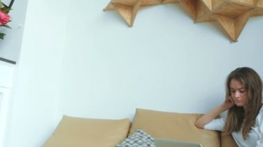 Koltukta yalan sırasında dizüstü bilgisayar kullanan kadın