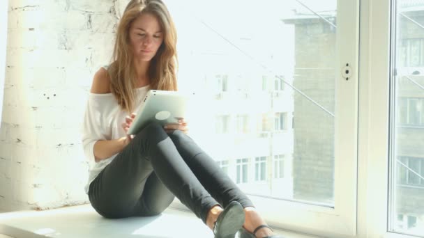 Mulher muito jovem usando tablet computador — Vídeo de Stock