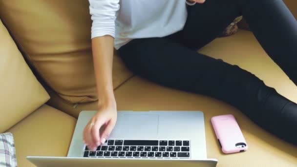 Mujer joven de compras en línea a través de tarjeta de crédito — Vídeos de Stock