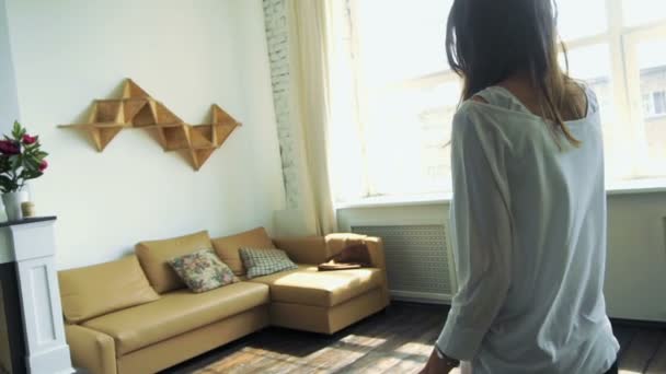 Frau trägt Papiertüten im Haus — Stockvideo