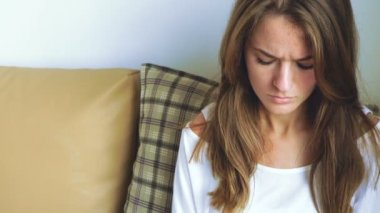 Stresli kadın kapamak belgili tanımlık laptop