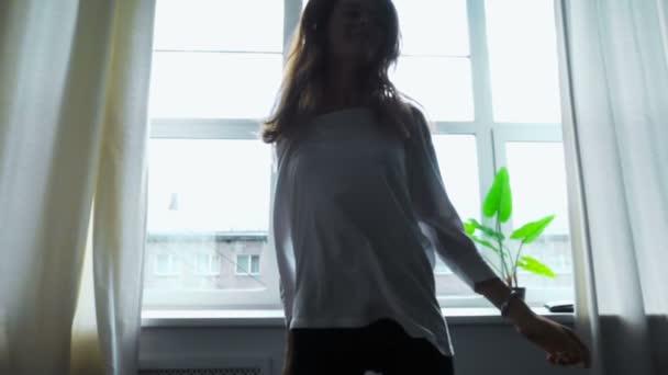 Hübsches junges Mädchen tanzt — Stockvideo