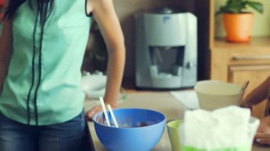 Kadın aşçı cupcakes için fırın koymak.