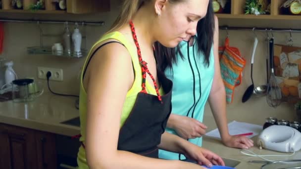 Cuisinière mélange des ingrédients pour la boulangerie — Video