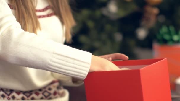 Hermosa chica sonriente regalo de Navidad abierto — Vídeos de Stock