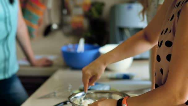 Неузнаваемая женщина смешивает тесто в миске — стоковое видео