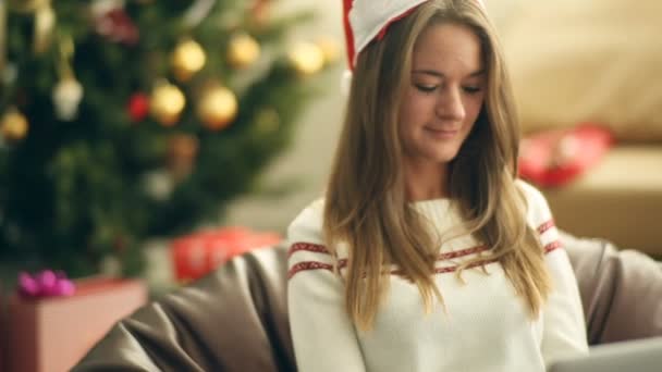 예쁜 여자 크리스마스 이브에 노트북에 산타 클로스에 게 편지를 쓰고 — 비디오