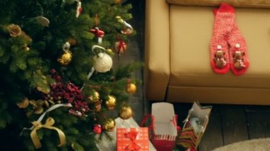 Yumuşak sandalyeye dizüstü kullanarak Noel şapkalı kız