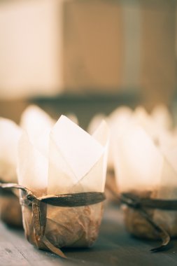 Kağıt kalıpları muffins güneş ışığı ile