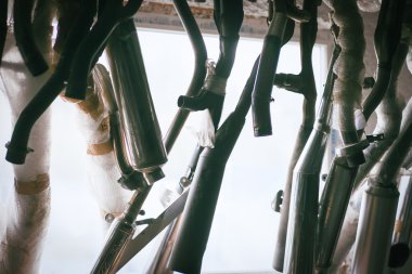 Karşı pencere asılı kaşkol