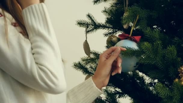 Sonriente chica hablando por teléfono contra el árbol de Navidad — Vídeos de Stock