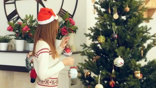 Décorer le sapin de Noël avec des boules — Video