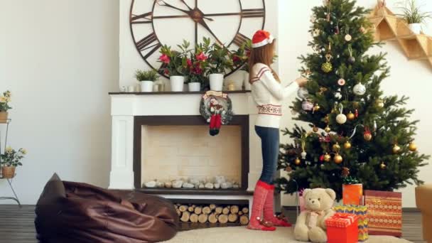 Zdobení vánočního stromu s koulemi vnitřní — Stock video