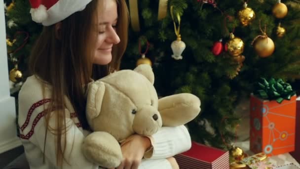 Glädjen att ta emot julklappar — Stockvideo
