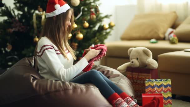 Όμορφη κοπέλα τυλίγει ένα χριστουγεννιάτικο δώρο — Αρχείο Βίντεο