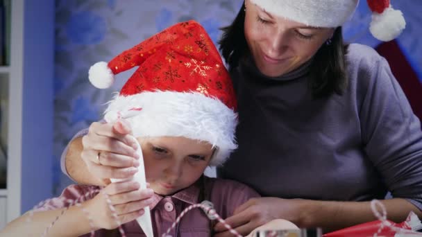 Mãe com filha decora biscoitos — Vídeo de Stock