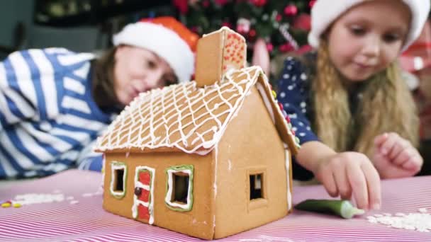 Madre con hija decora casa de jengibre — Vídeos de Stock